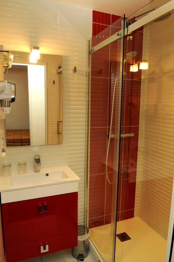Hotel La Sanguine Париж Екстериор снимка
